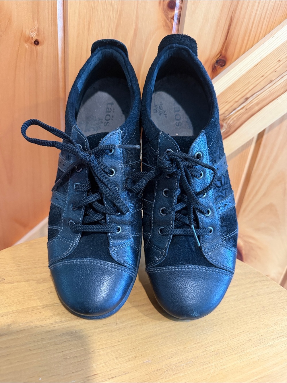 Taos Footwear Black Lace-Up Women's Sneakers